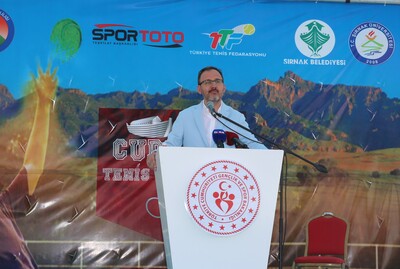 Bakan Kasapoğlu Üniversitemizde düzenlenen 'Cudi Cup Ulusal Tenis Turnuvasını izledi