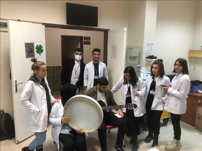 Öğrencilerimizden hemodiyaliz  hastalarına müzik ziyafeti