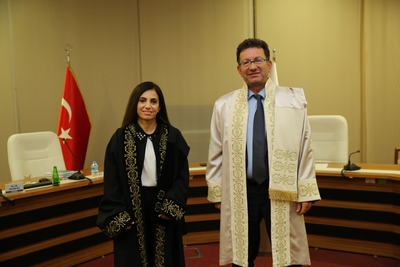 Rektörümüz, Doçentlik Unvanı alan Öykü Bilgin'e cübbesini giydirdi