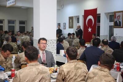 Rektörümüz, İçişleri Bakanı Süleyman Soylu ile birlikte Şırnak Çakırsöğüt Jandarma Komando Tugay Komutanlığı'nda düzenlenen iftara katıldı
