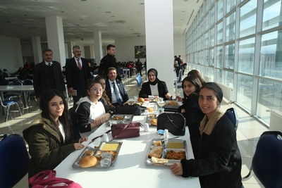 Rektörümüz Prof. Dr. Alkış, öğrencilerimizle yemek yedi