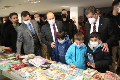 Üniversitemizde düzenlenen Kitap Fuarı  yoğun ilgi  gördü